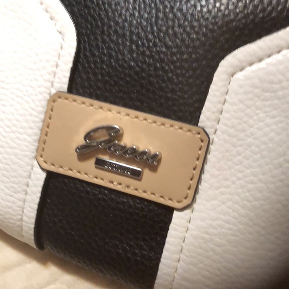 Guess wristlet 5x4” in black and white pebble leather - Picture 2 of 4